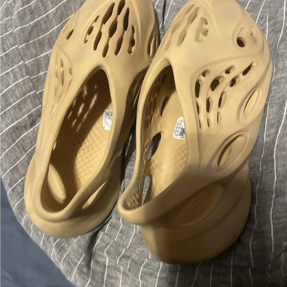 adidas Yeezy Foam Runner Sand/Beige Slip-On - Picture 2 of 8